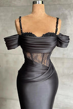 Elegante vestido de fiesta de sirena negro con hombros descubiertos y encaje
