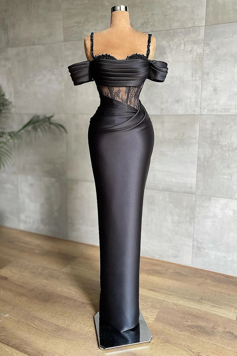Elegante vestido de fiesta de sirena negro con hombros descubiertos y encaje
