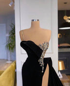 Elegante vestido de fiesta negro con abertura frontal y un hombro con cuentas