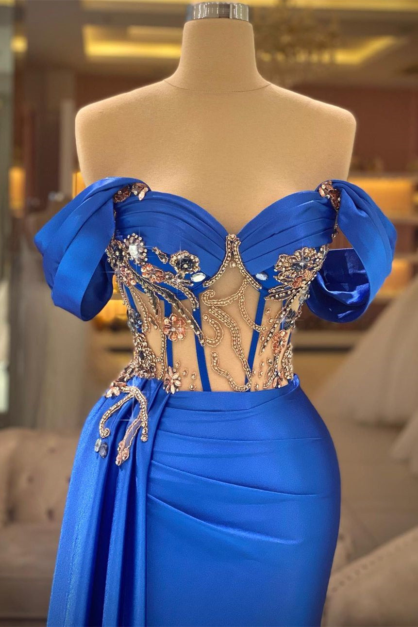 Elegante vestido de fiesta azul sin mangas con hombros descubiertos y cuentas con abertura