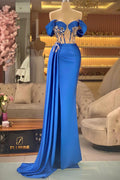 Elegante vestido de fiesta azul sin mangas con hombros descubiertos y cuentas con abertura