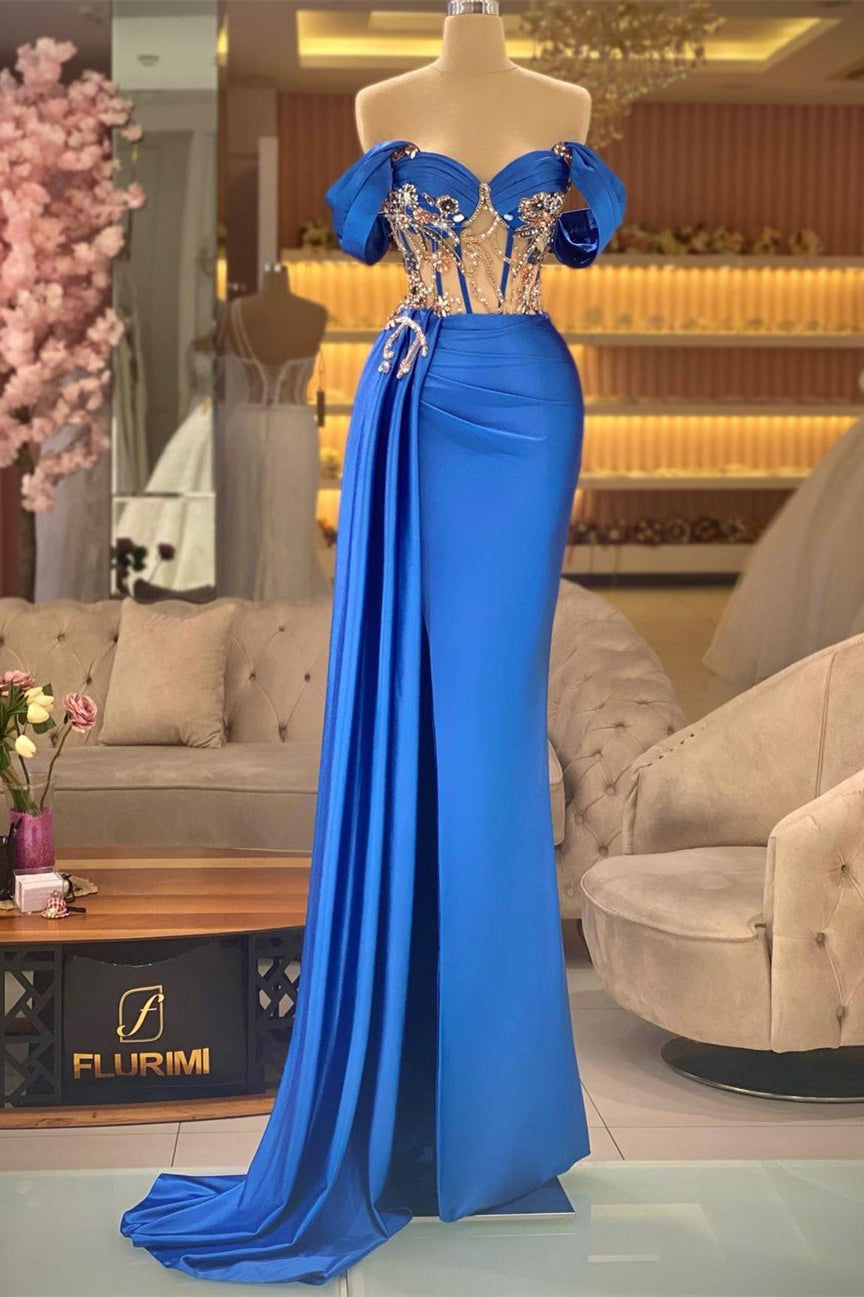 Elegante vestido de fiesta azul sin mangas con hombros descubiertos y cuentas con abertura