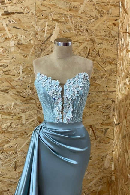 Elegante vestido de fiesta azul sin tirantes, sin mangas, de sirena, de satén elástico tejido con volantes