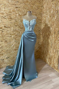 Elegante vestido de fiesta azul sin tirantes, sin mangas, de sirena, de satén elástico tejido con volantes