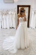 Elegantes vestidos de novia bohemios largos blancos de corte A con encaje y tul sin mangas