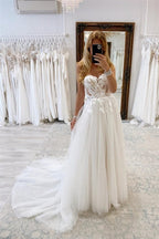 Elegantes vestidos de novia bohemios largos blancos de corte A con encaje y tul sin mangas