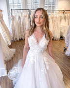 Elegantes vestidos de novia bohemios con escote en V y corte A con encaje