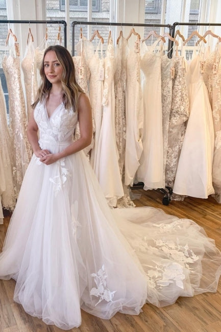 Elegantes vestidos de novia bohemios con escote en V y corte A con encaje