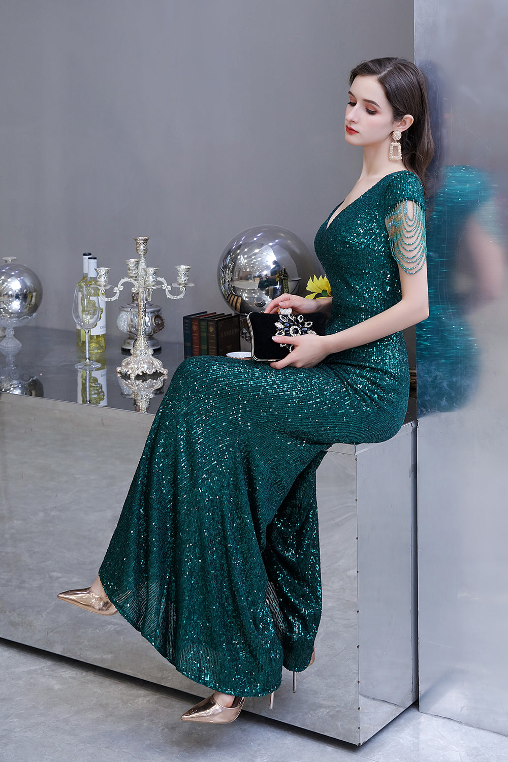 Elegante vestido de fiesta largo con lentejuelas verdes y mangas cortas