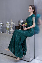 Elegante vestido de fiesta largo con lentejuelas verdes y mangas cortas
