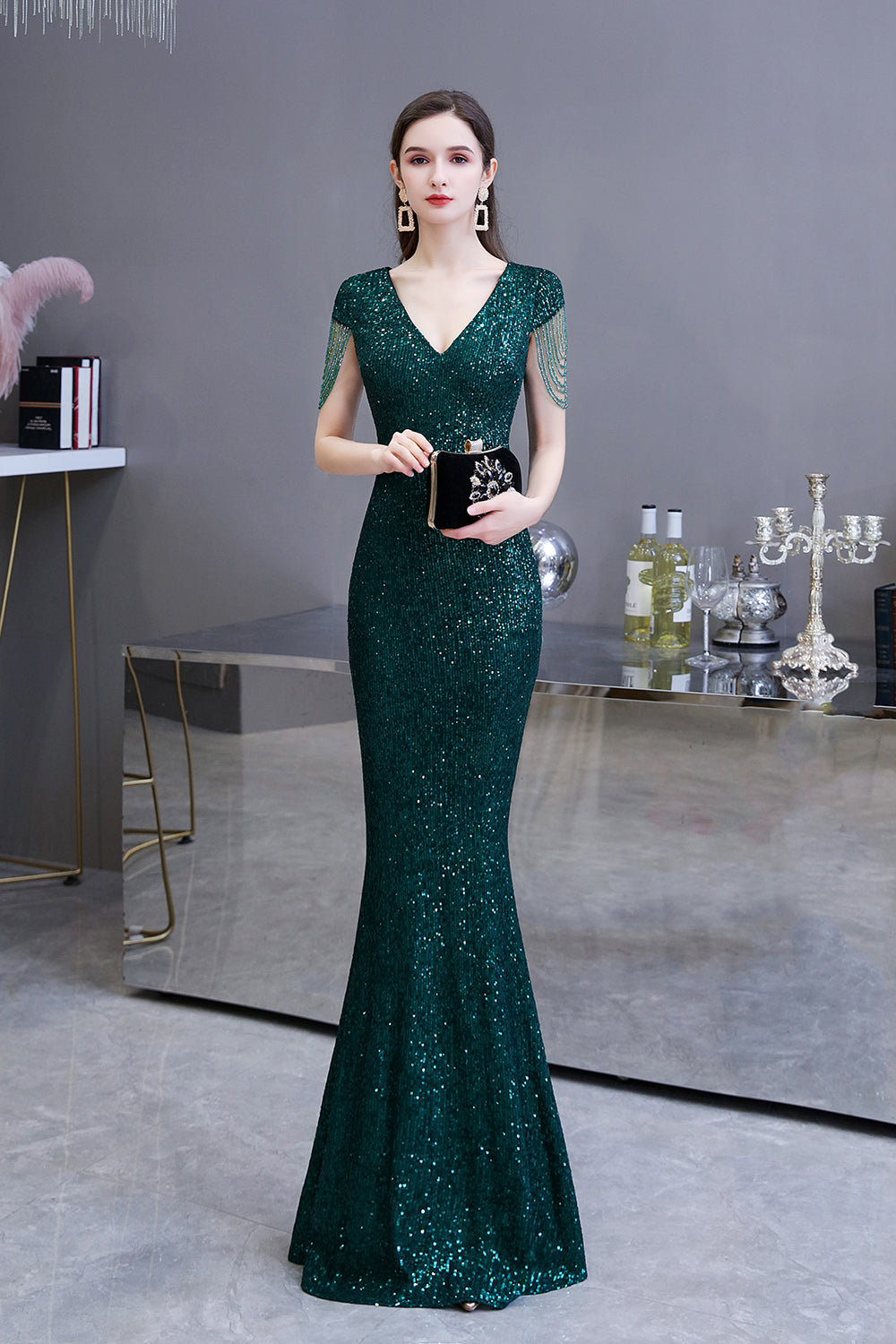 Elegante vestido de fiesta largo con lentejuelas verdes y mangas cortas
