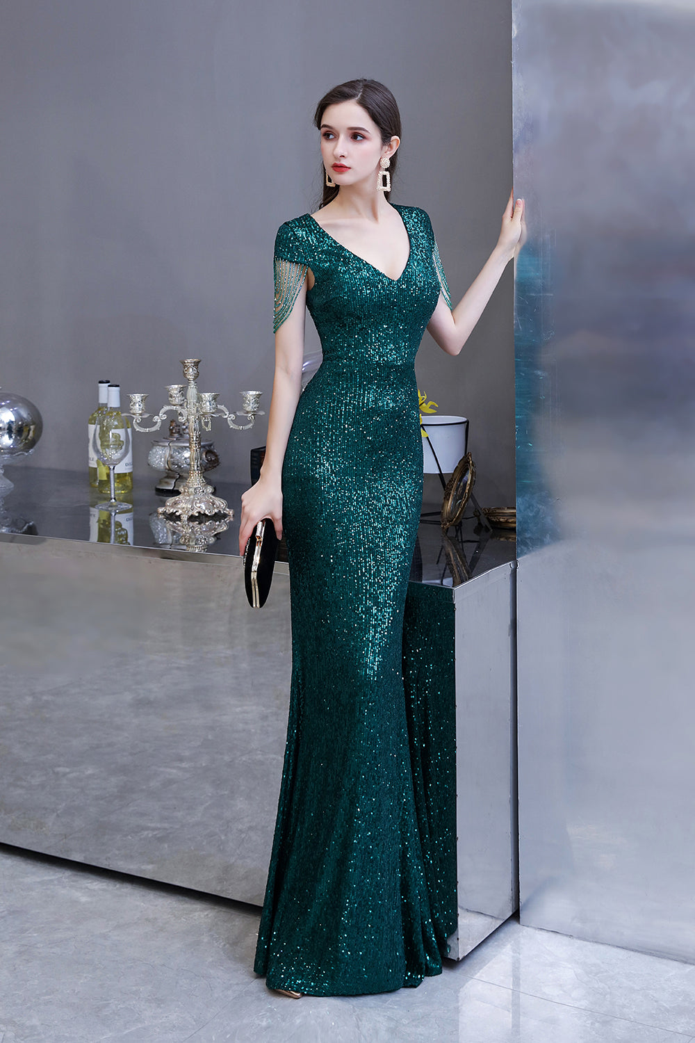 Elegante vestido de fiesta largo con lentejuelas verdes y mangas cortas