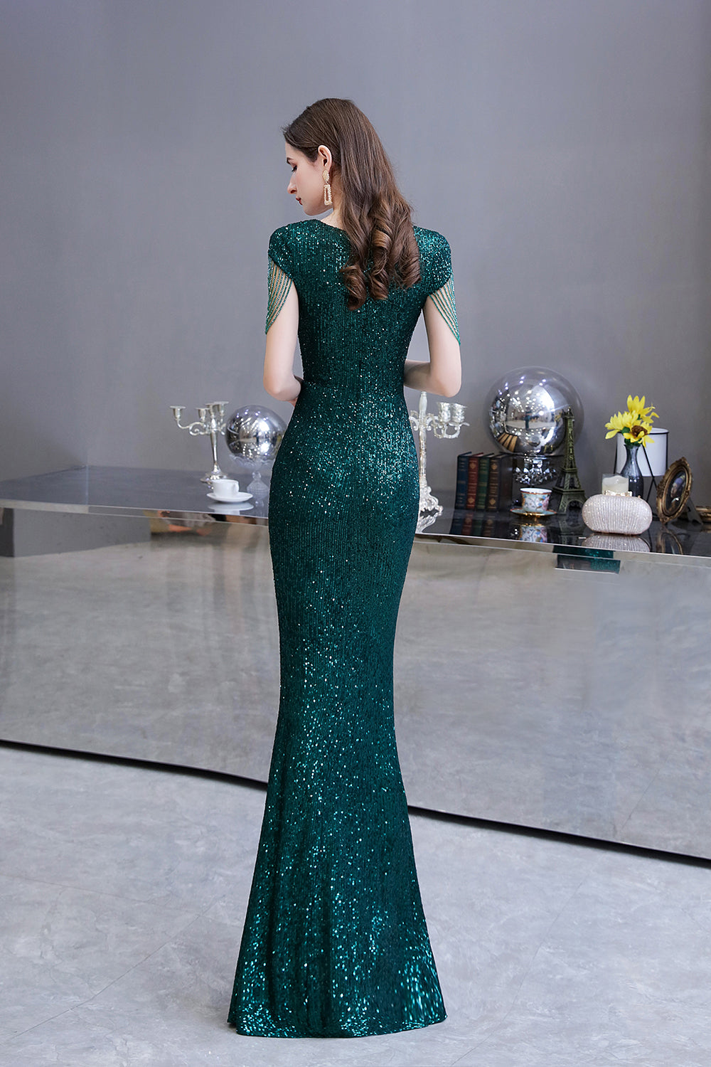 Elegante vestido de fiesta largo con lentejuelas verdes y mangas cortas