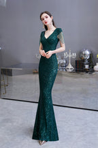 Elegante vestido de fiesta largo con lentejuelas verdes y mangas cortas