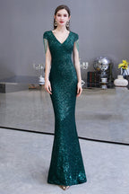 Elegante vestido de fiesta largo con lentejuelas verdes y mangas cortas