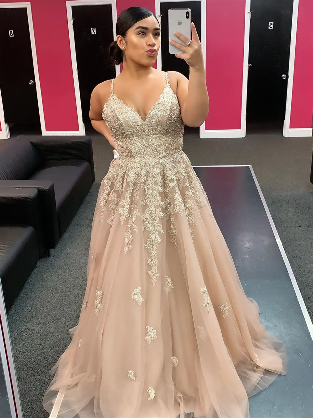 Elegante vestido de noche formal de fiesta con escote en V y tul de encaje color champán
