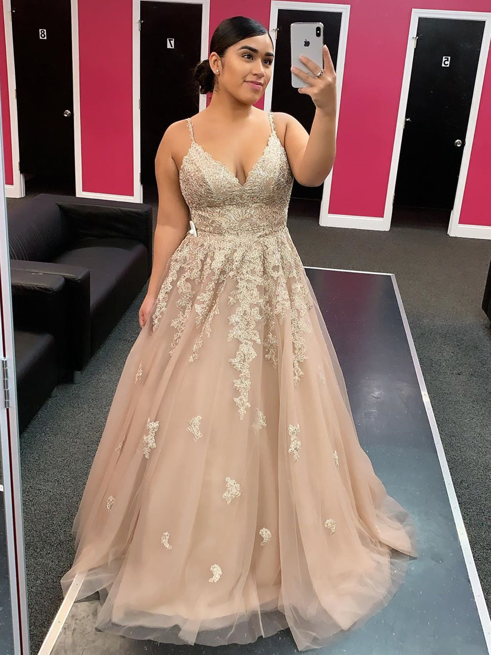 Elegante vestido de noche formal de fiesta con escote en V y tul de encaje color champán