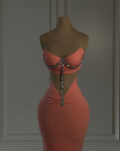 Elegantes, säulenförmiges, trägerloses, ärmelloses Chiffon-Ballkleid mit Applikationen