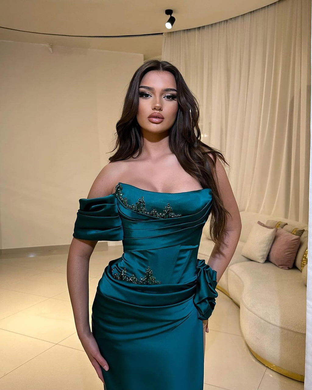 Elegante vestido de fiesta de satén con un solo hombro, sin mangas y apliques con abertura frontal