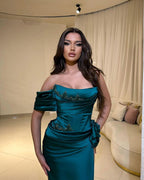 Elegante vestido de fiesta de satén con un solo hombro, sin mangas y apliques con abertura frontal
