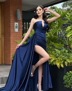 Elegante vestido de fiesta rojo sin mangas con escote en V y satén con volantes y abertura frontal