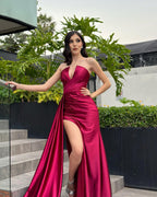 Elegante vestido de fiesta rojo sin mangas con escote en V y satén con volantes y abertura frontal