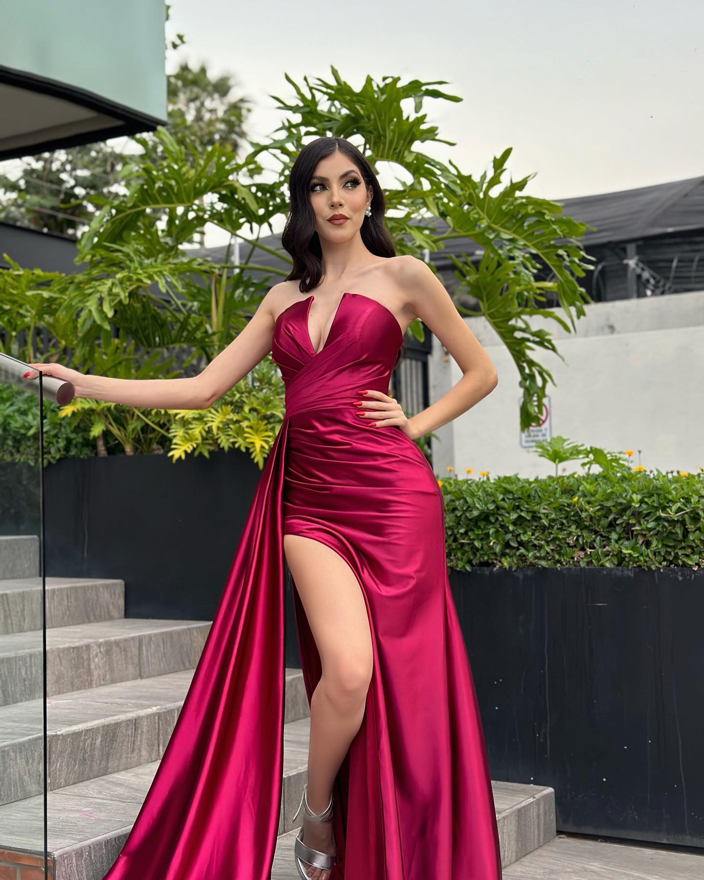 Elegante vestido de fiesta rojo sin mangas con escote en V y satén con volantes y abertura frontal