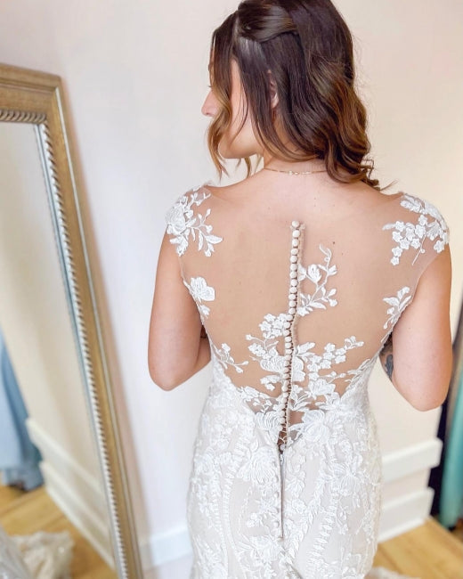 Elegantes vestidos de novia de sirena con apliques de color crema y encaje