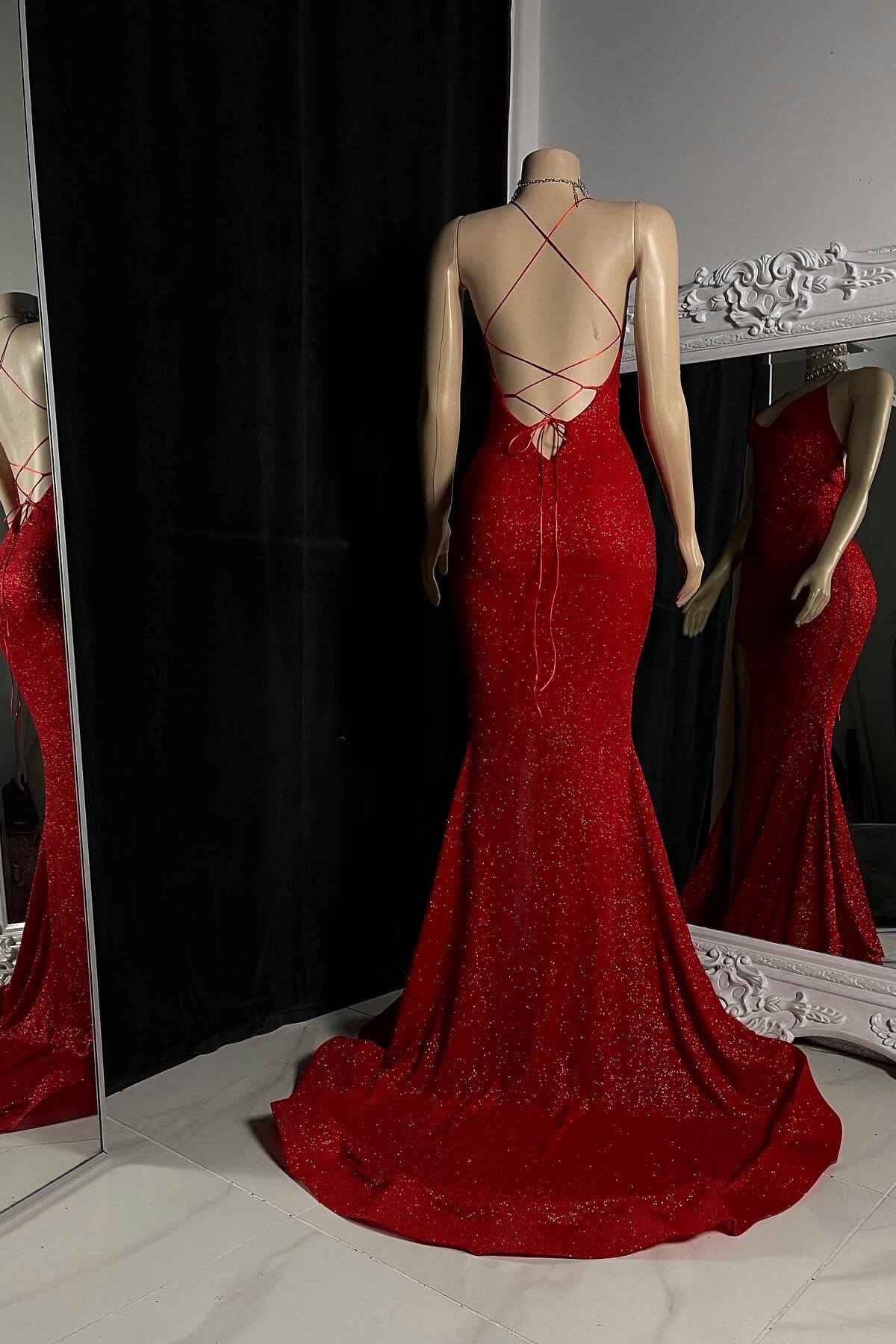Elegante vestido de fiesta de sirena con tirantes cruzados y abertura frontal