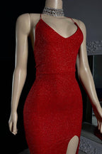 Elegante vestido de fiesta de sirena con tirantes cruzados y abertura frontal
