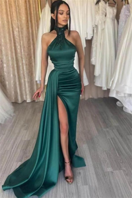 Elegante vestido de fiesta de sirena con cuello halter verde oscuro y abertura lateral