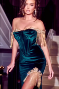 Elegante vestido de fiesta verde oscuro de sirena con hombros descubiertos, lentejuelas, sin mangas y abertura