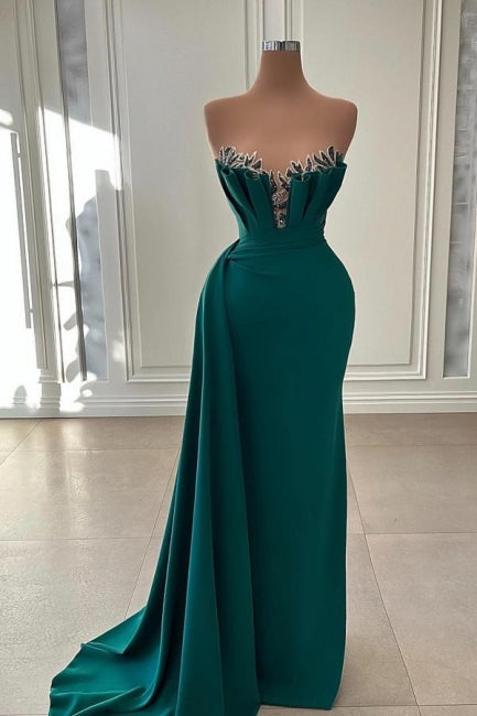 Elegante vestido de fiesta largo de sirena sin tirantes verde oscuro.