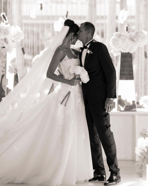 Elegantes vestidos de novia de diseño con apliques de encaje en forma de A