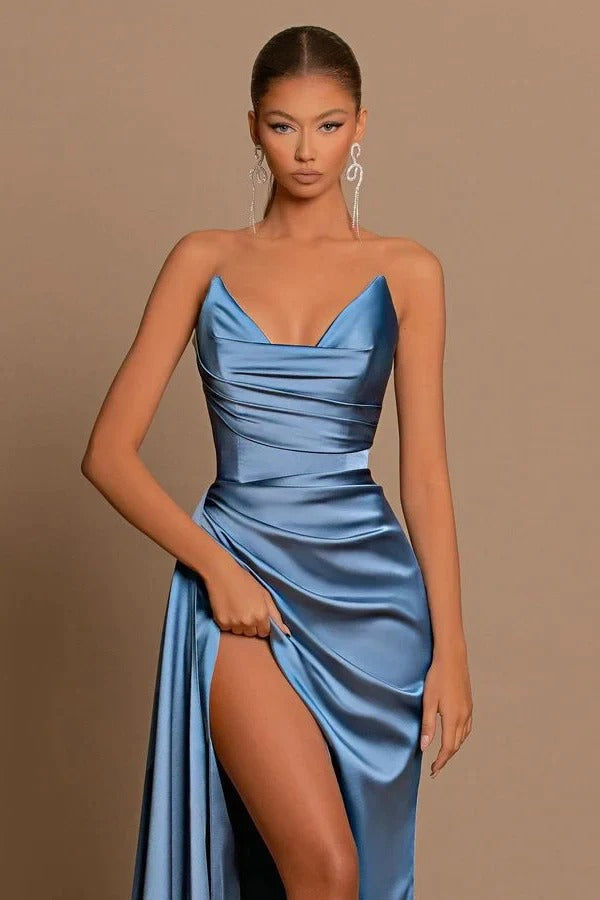 Elegante vestido de fiesta formal sin mangas con escote corazón y corte sirena en azul polvoriento con abertura