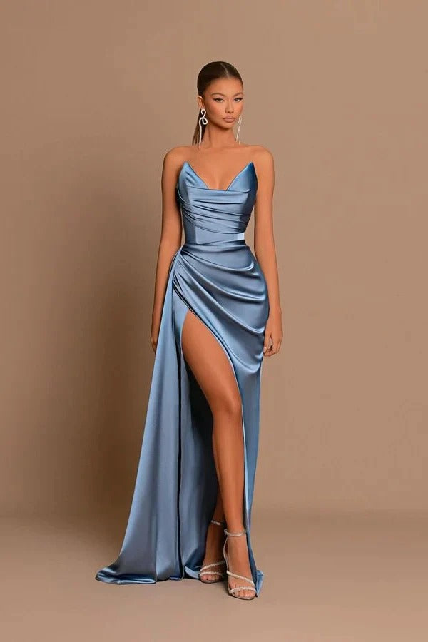 Elegante vestido de fiesta formal sin mangas con escote corazón y corte sirena en azul polvoriento con abertura