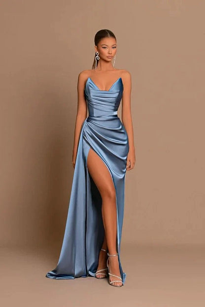 Elegante vestido de fiesta formal sin mangas con escote corazón y corte sirena en azul polvoriento con abertura