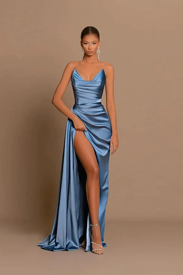 Elegante vestido de fiesta formal sin mangas con escote corazón y corte sirena en azul polvoriento con abertura