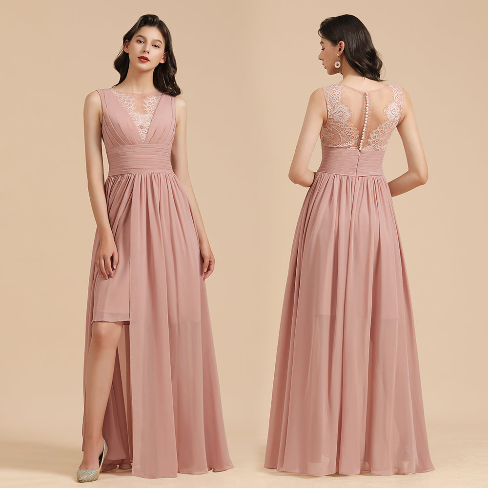 Elegante vestido de dama de honor de encaje floral sin mangas en rosa empolvado con abertura lateral.
