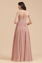 Elegante vestido de dama de honor de encaje floral sin mangas en rosa empolvado con abertura lateral.