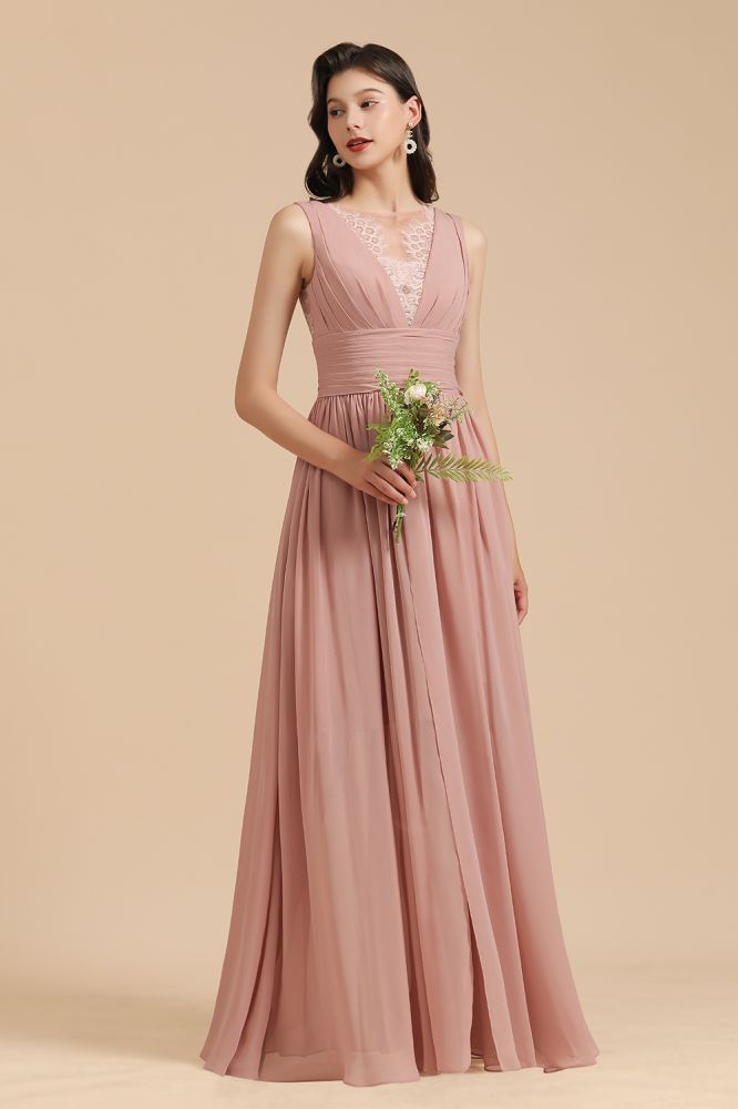 Elegante vestido de dama de honor de encaje floral sin mangas en rosa empolvado con abertura lateral.