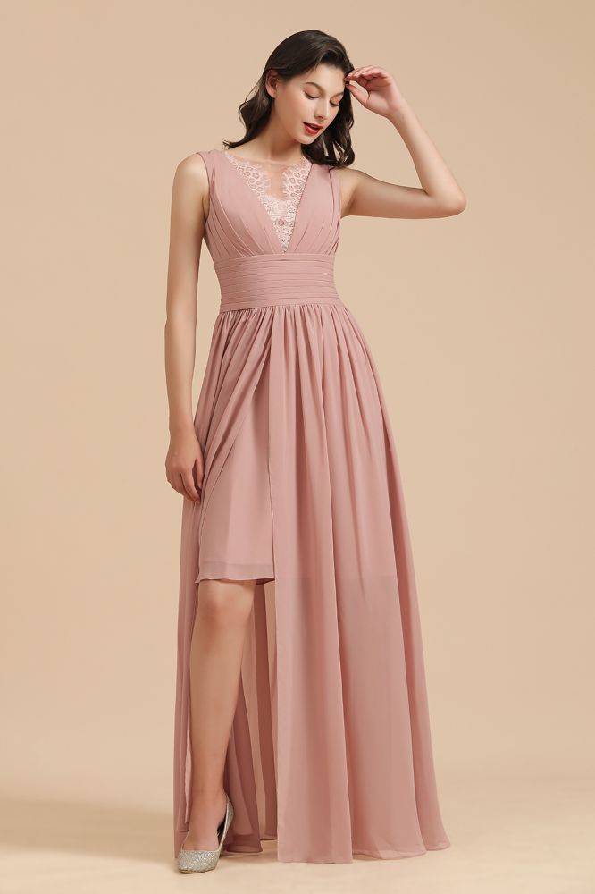 Elegante vestido de dama de honor de encaje floral sin mangas en rosa empolvado con abertura lateral.