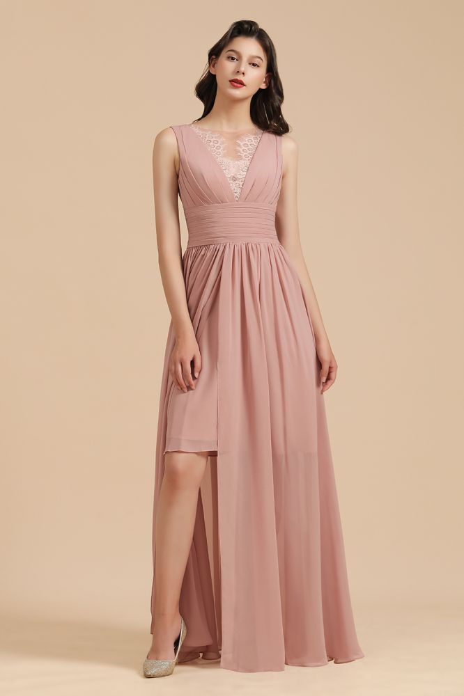 Elegante vestido de dama de honor de encaje floral sin mangas en rosa empolvado con abertura lateral.