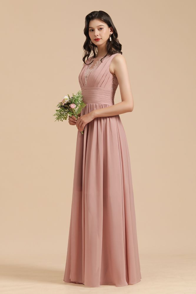 Elegante vestido de dama de honor de encaje floral sin mangas en rosa empolvado con abertura lateral.