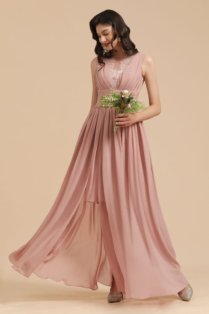 Elegante vestido de dama de honor de encaje floral sin mangas en rosa empolvado con abertura lateral.