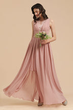 Elegante vestido de dama de honor de encaje floral sin mangas en rosa empolvado con abertura lateral.