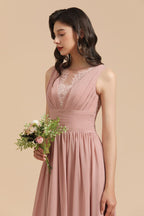 Elegante vestido de dama de honor de encaje floral sin mangas en rosa empolvado con abertura lateral.
