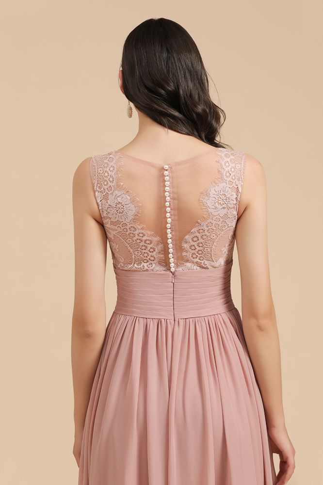 Elegante vestido de dama de honor de encaje floral sin mangas en rosa empolvado con abertura lateral.