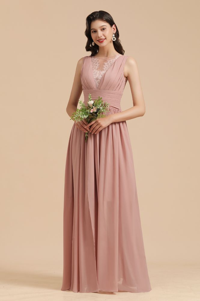 Elegante vestido de dama de honor de encaje floral sin mangas en rosa empolvado con abertura lateral.