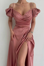 Elegante vestido de fiesta rosa empolvado con hombros descubiertos, corte A y abertura